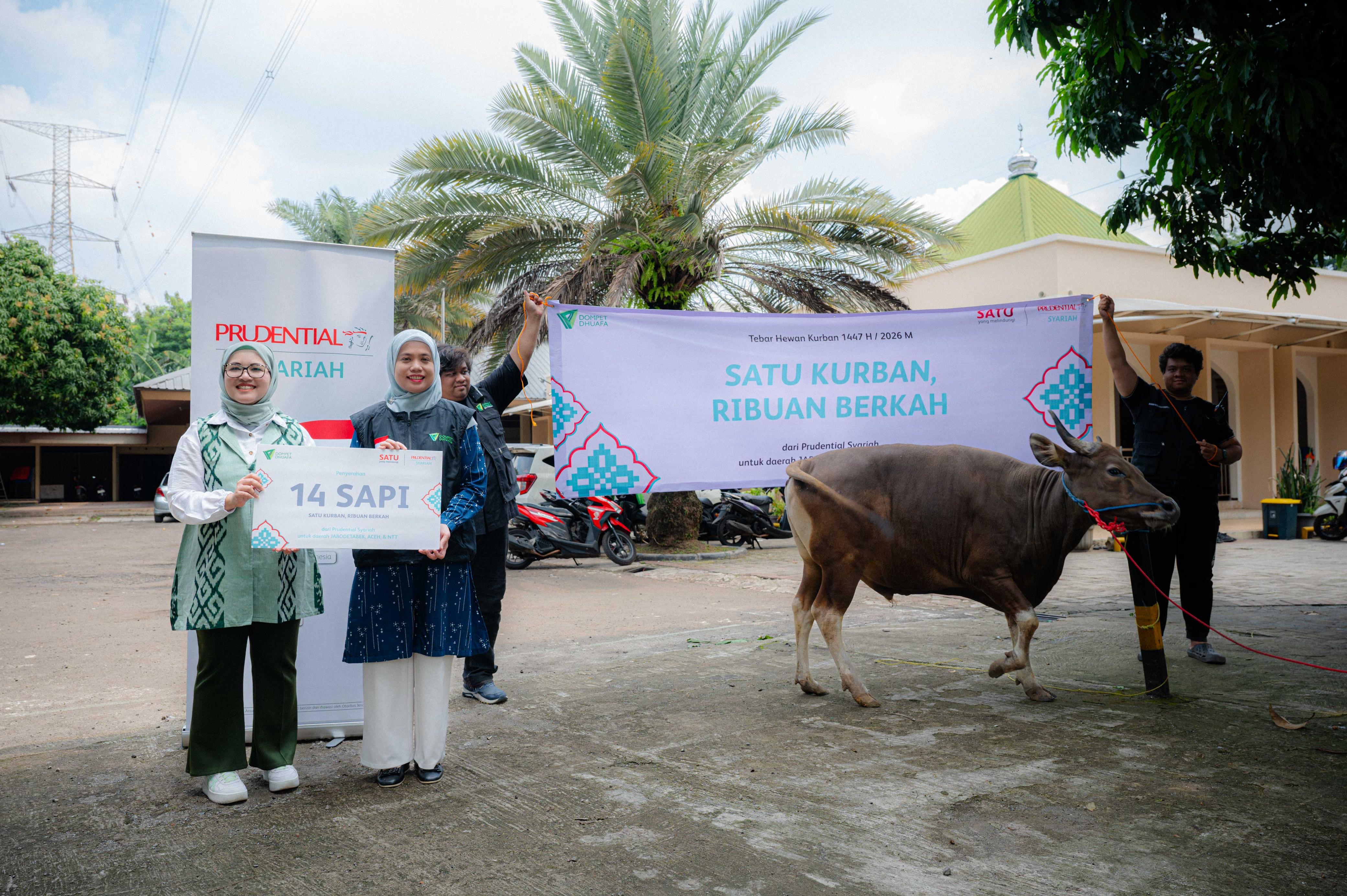 Prudential Syariah Fokus Distribusikan Daging Kurban ke Komunitas Rentan di Aceh, NTT dan Jabodetabek