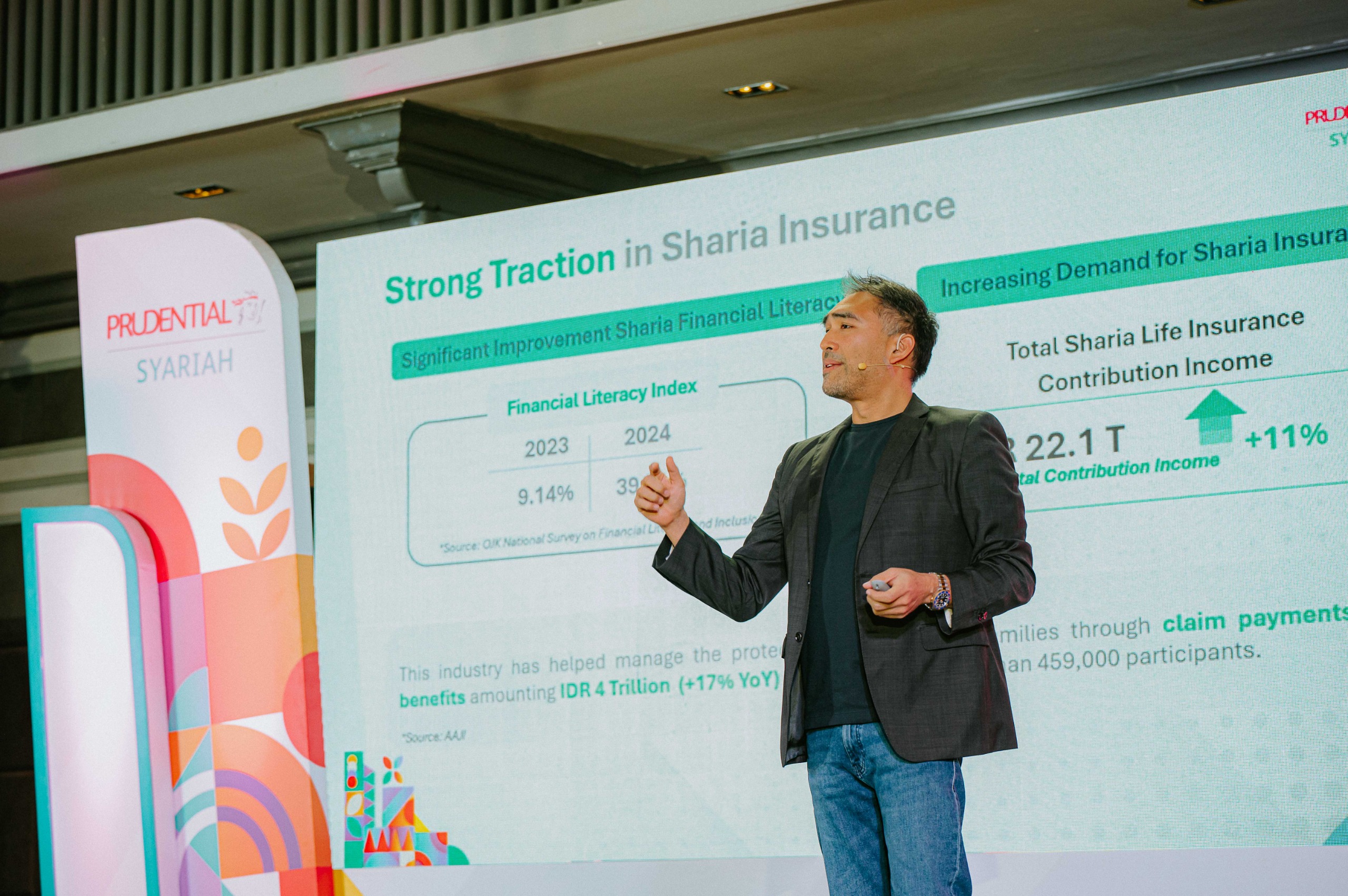 lelaki sedang memberikan penjelasan