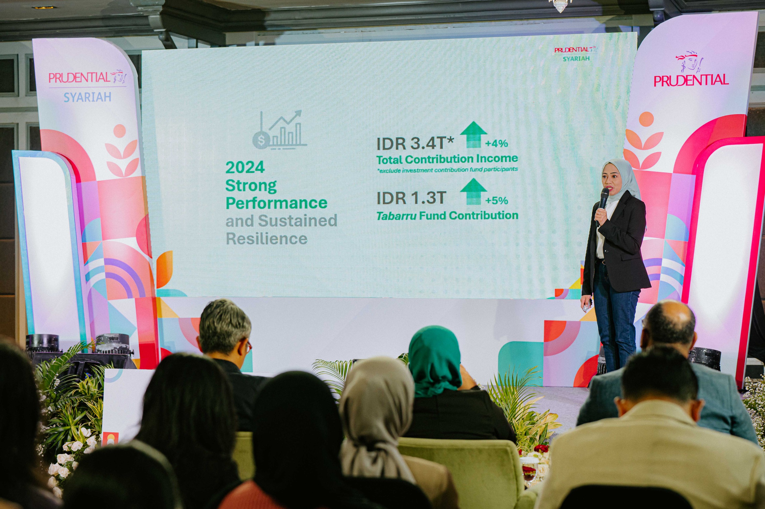 Wanita sedang menjelaskan