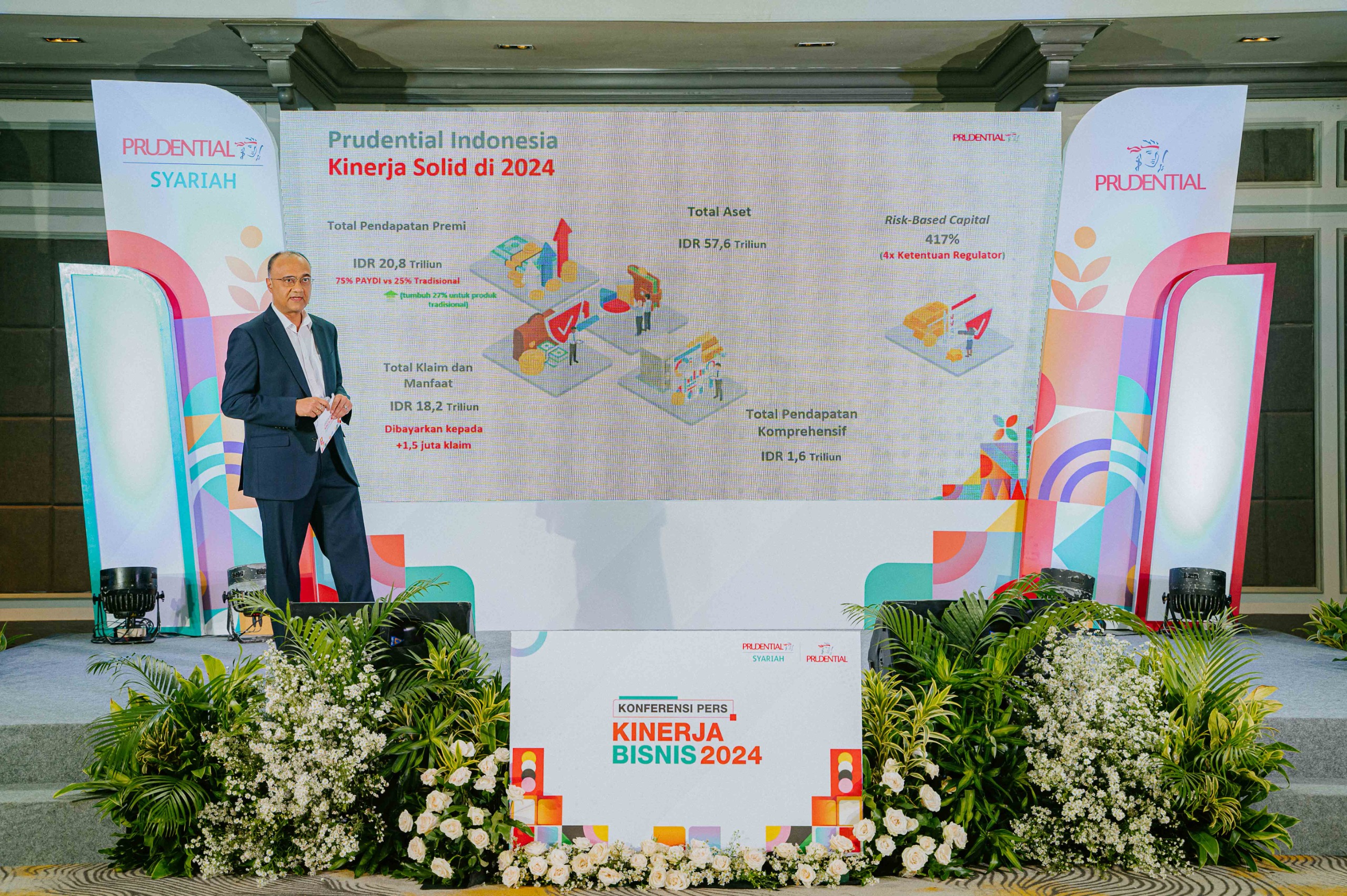 lelaki berdiri di panggung