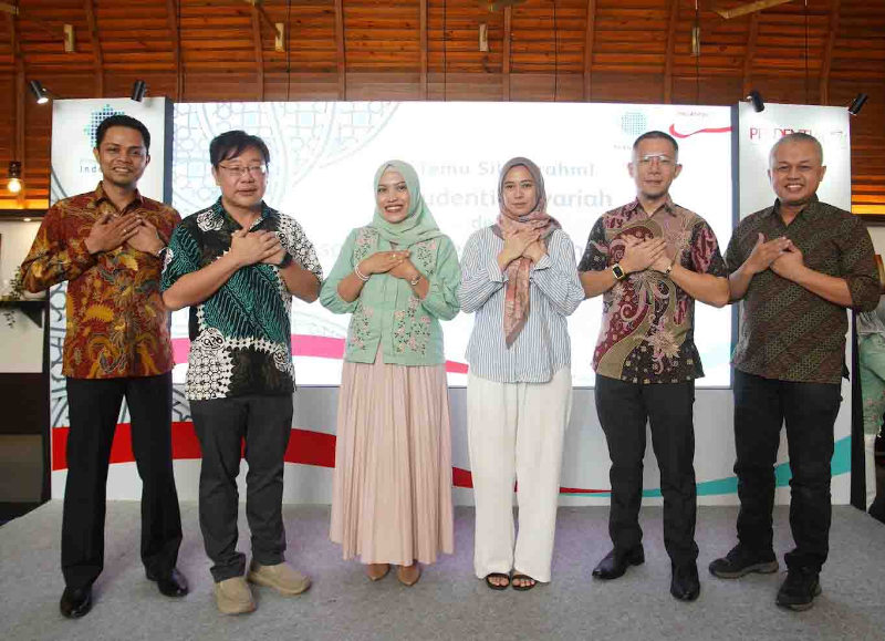 Foto Pak Paul, Pak Seto, dan Mba Lai bersama AFSI