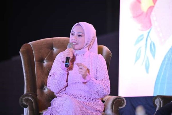 pembicara sedang berbicara