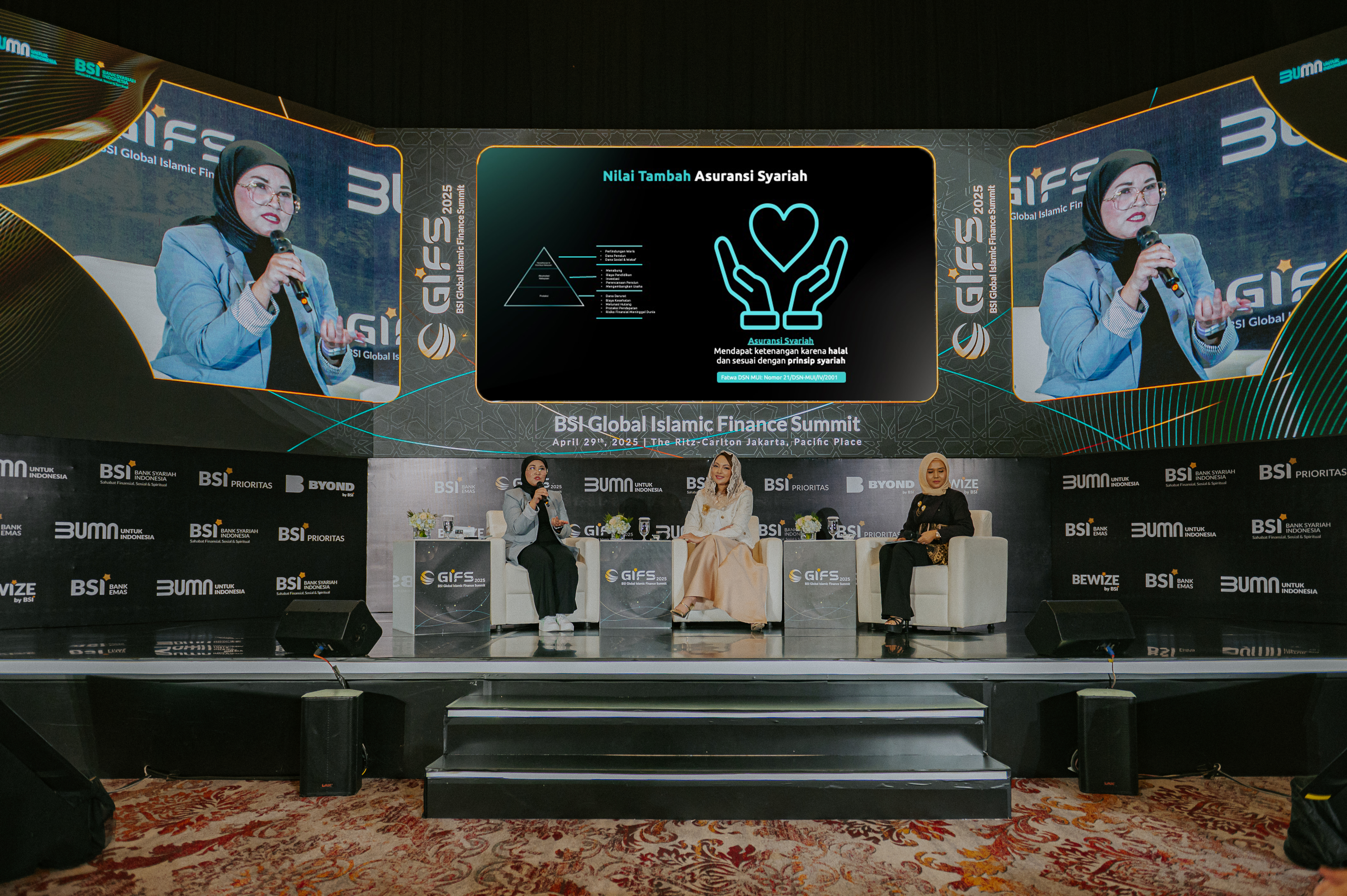 Pembicara seminar sedang berbicara