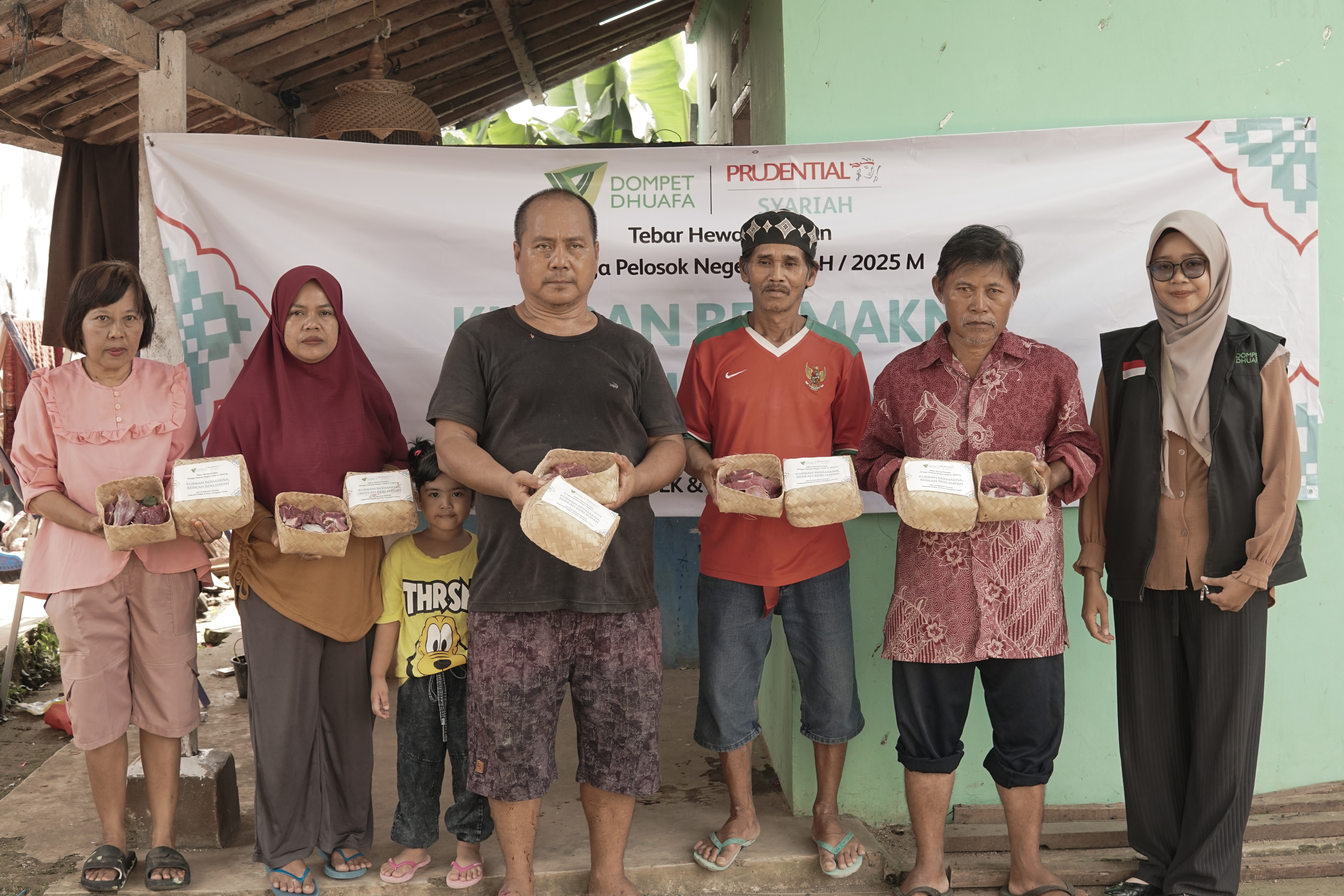 prudential syariah membagikan daging kurban