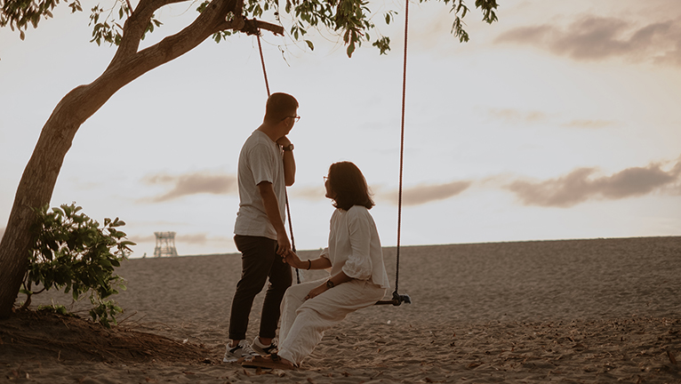 Pasangan sedang di pantai
