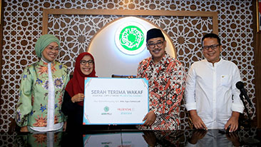 Prudential Syariah Menyalurkan Manfaat Wakaf Pertama melalui LWMUI
