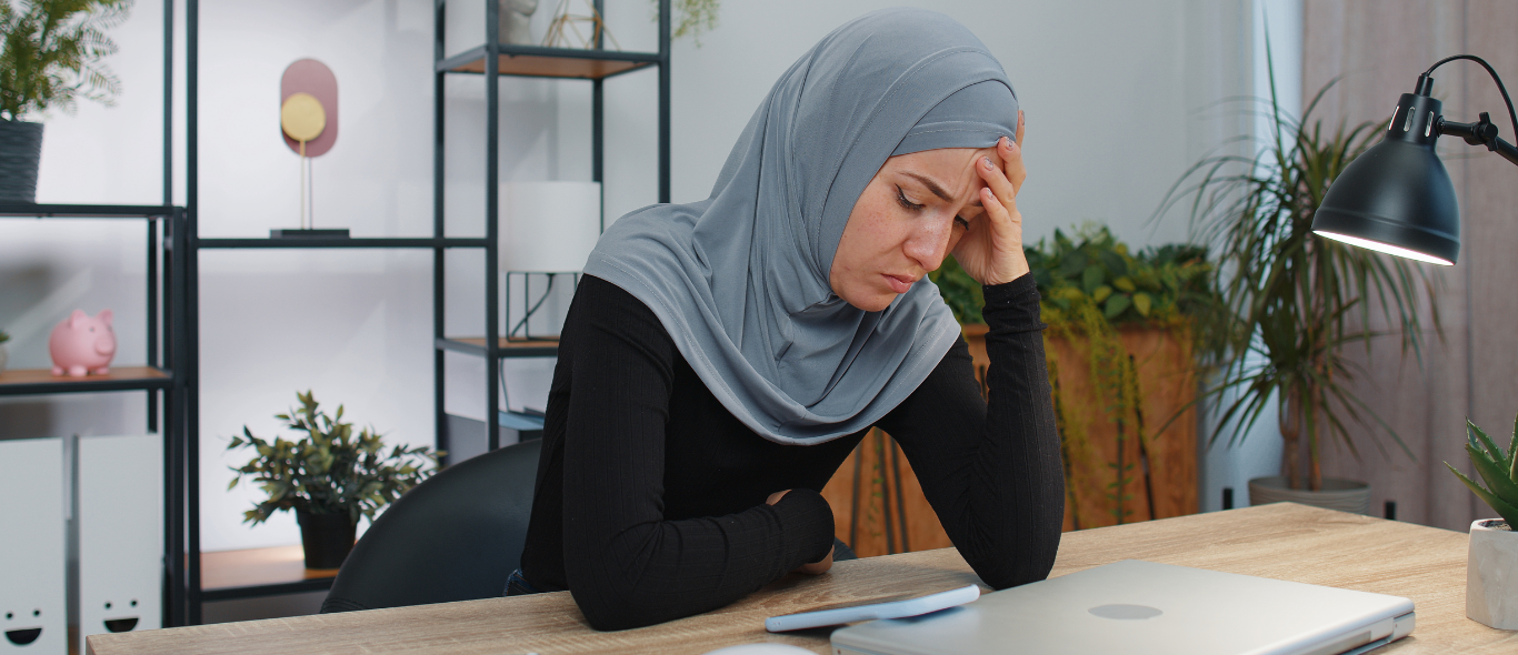 wanita sedang berpikir