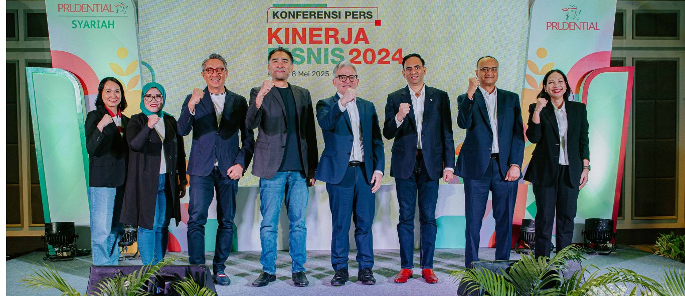 beberapa orang sedang berpose