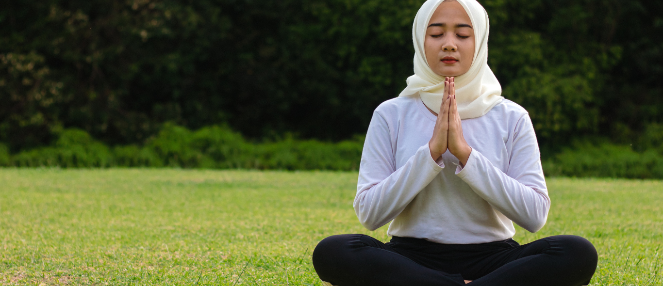 seorang wanita sedang meditasi
