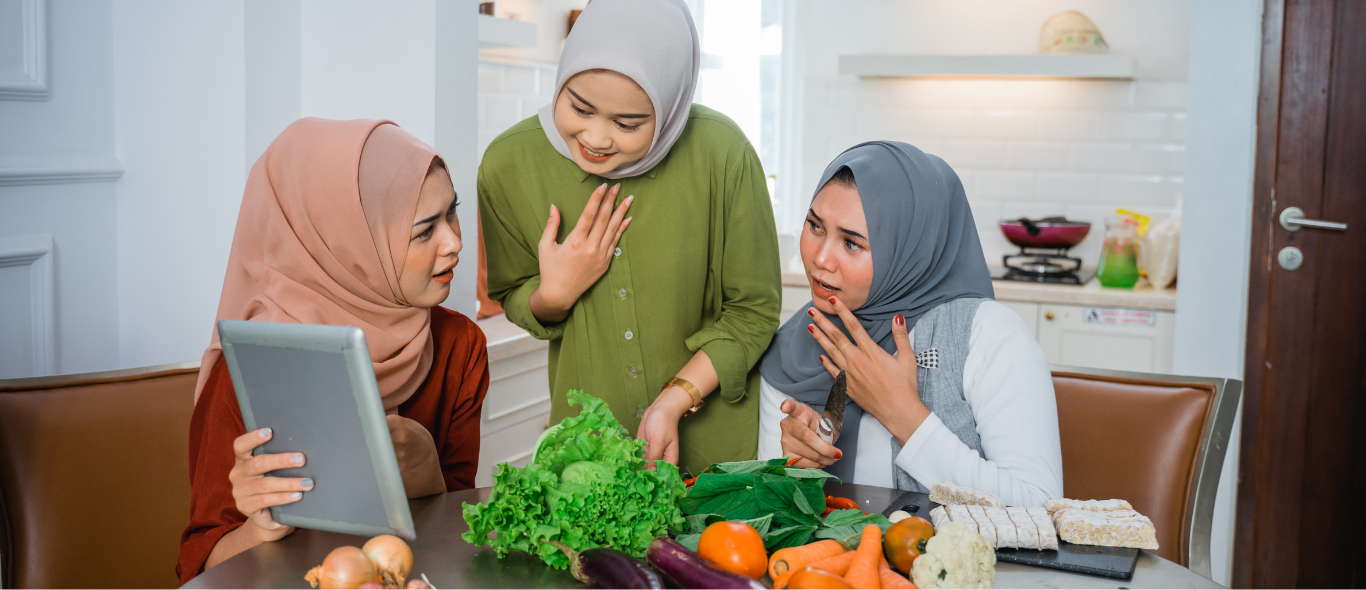 3 perempuan sedang merencanakan diet