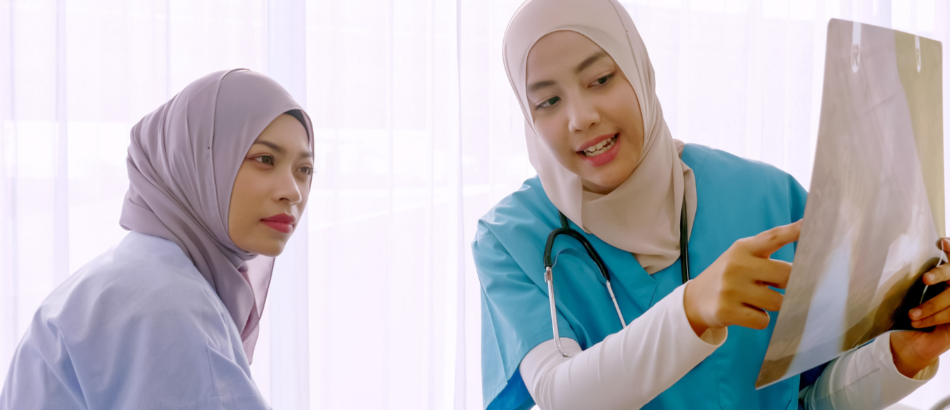 wanita sedang konsultasi dengan dokter