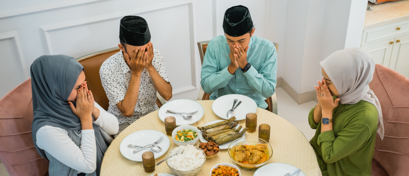 Keluarga sedang berdoa sebelum makan