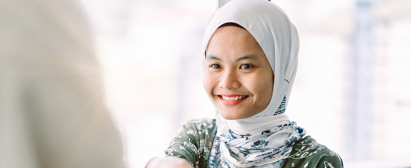wanita sedang berjabat tangan
