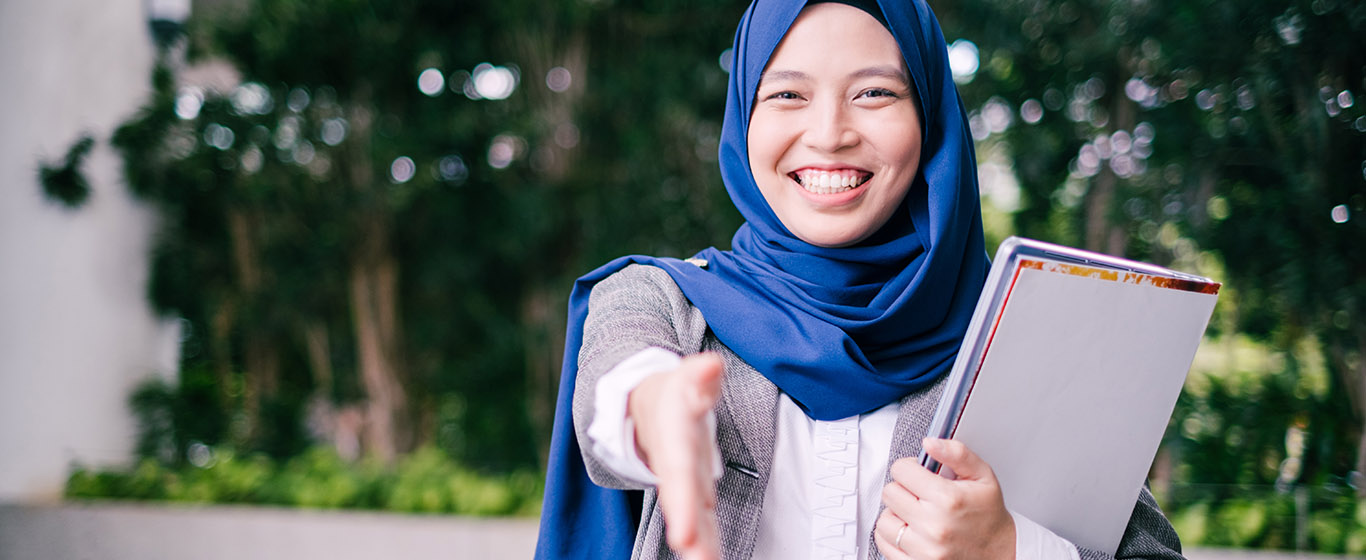 wanita muda mengajak berjabat tangan