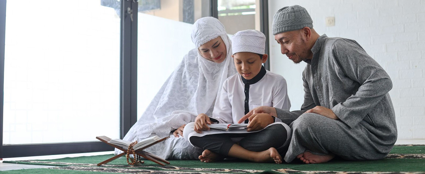 Anak laki-laki mengaji bersama orang tua
