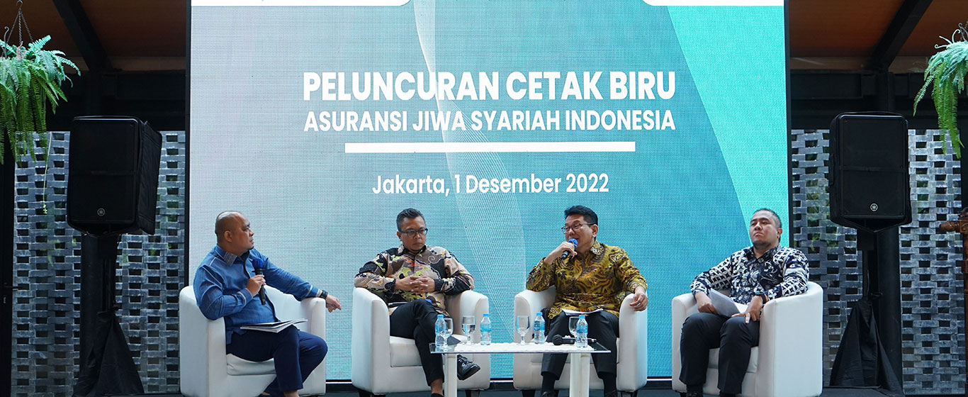 4 orang pembicara sedang preentasi
