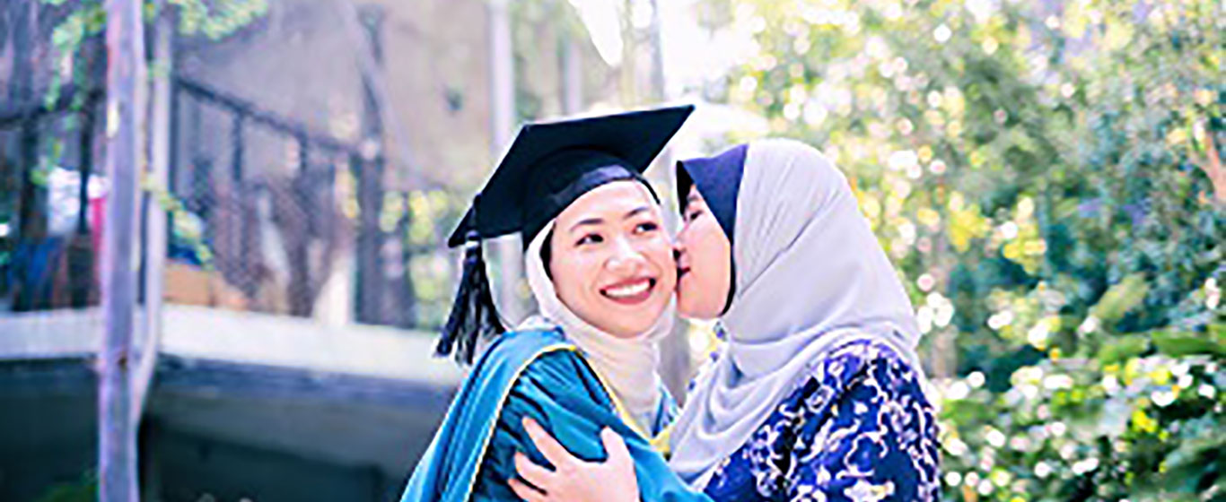 Wanita wisduawati dicium ibunya