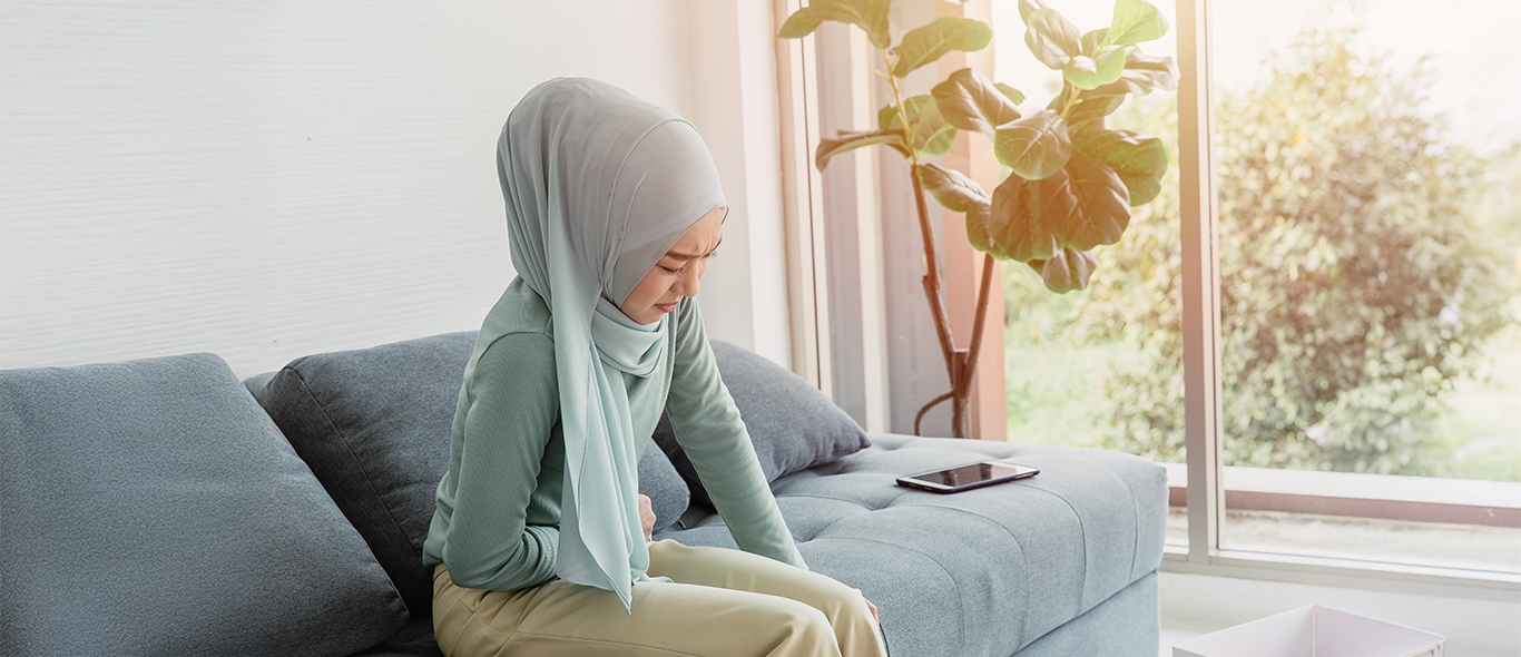 wanita sedang menahan sakit haid