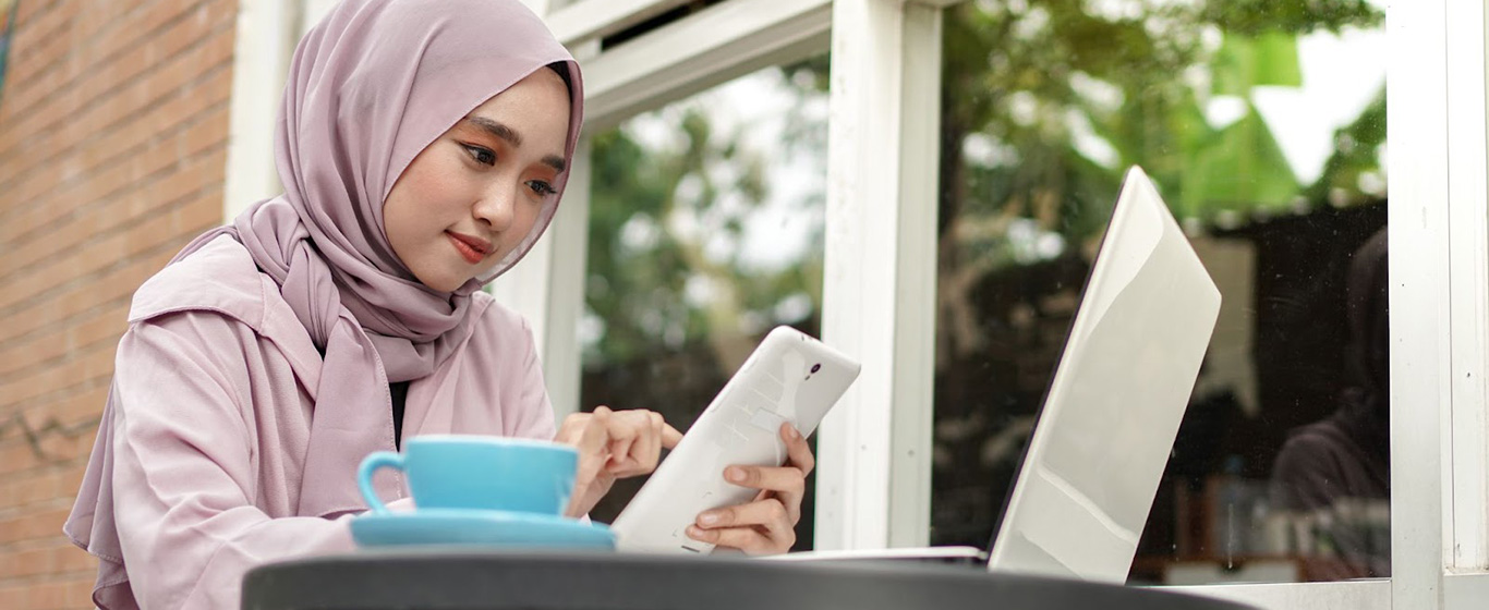 Wanita mengunakan tablet di cafe