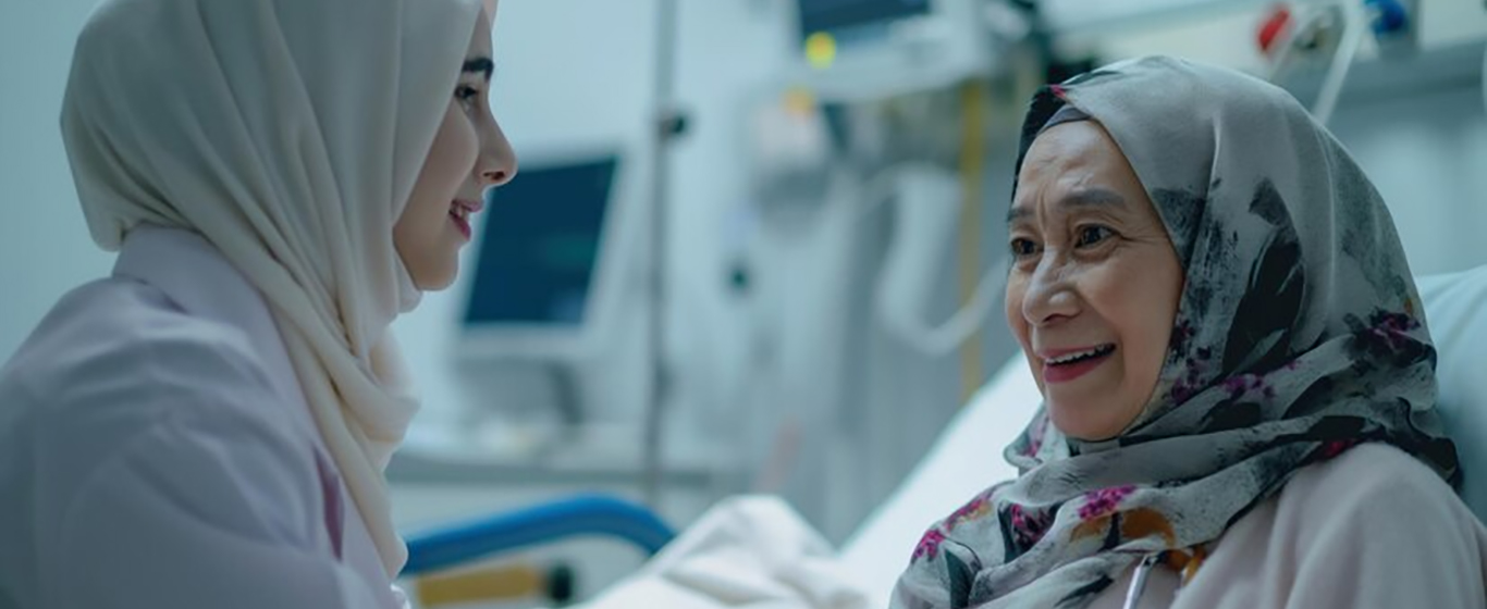 Ibu muslim bersama wanita muslim di rumah sakit