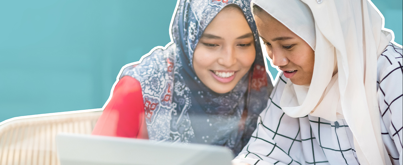 dua wanita sedang melihat laptop
