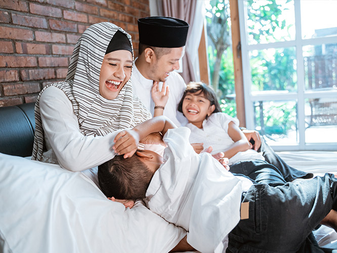 Ayah ibu dan anak sedang berpegangan tangan