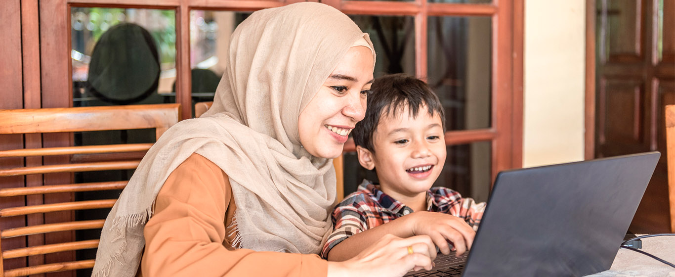 ibu dan anak bermain laptop