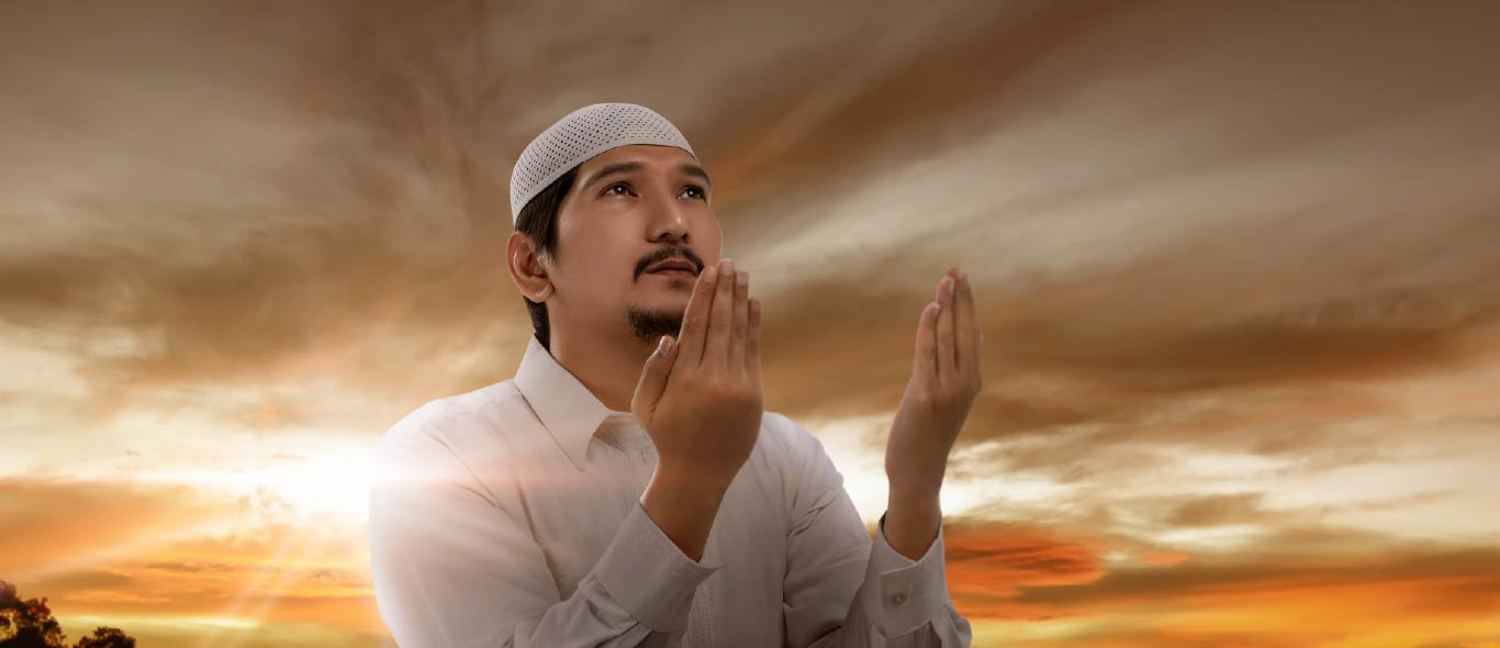 pria berdoa di malam lailatur qadar