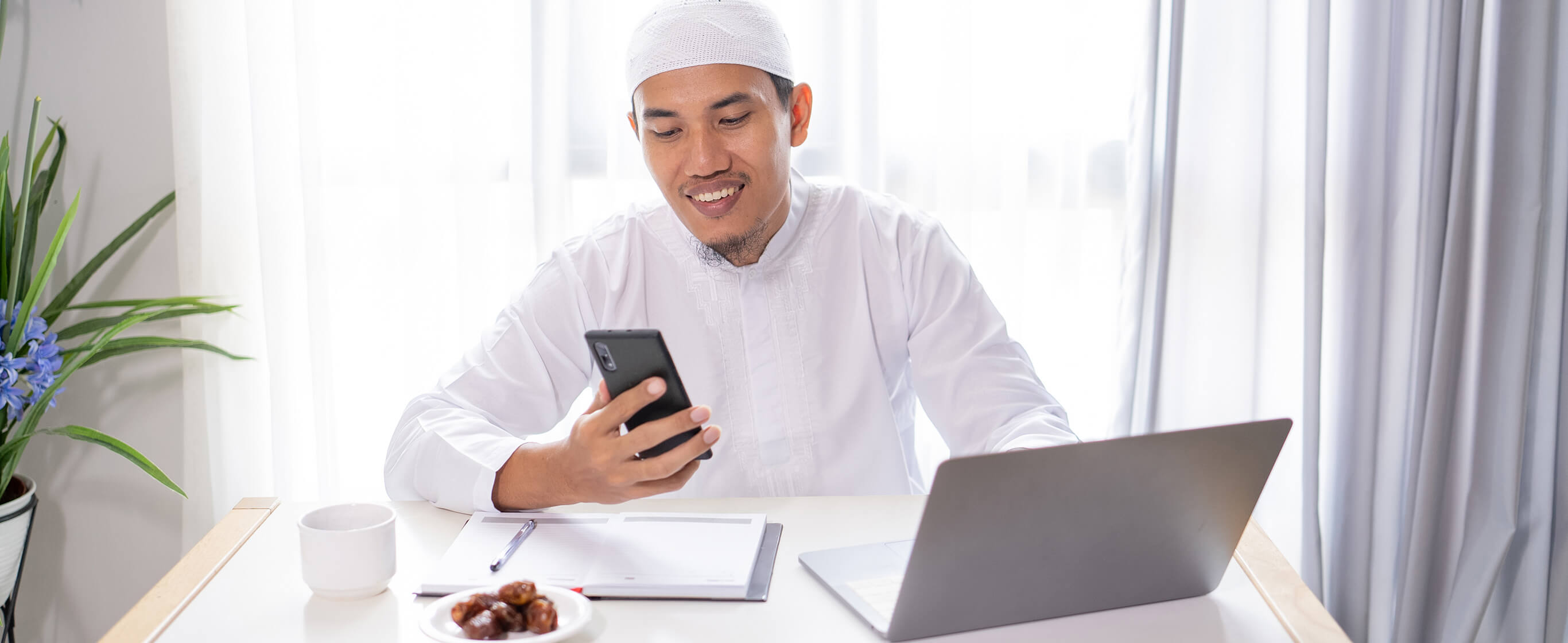 Ustadz melihat handphone di meja