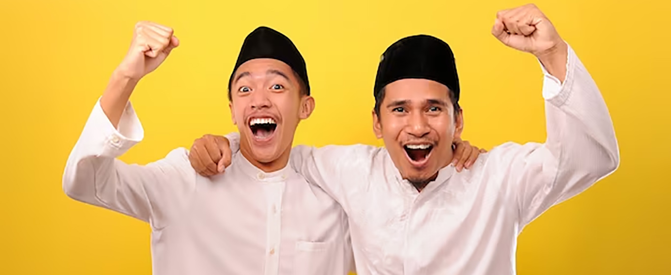 2 orang pria memakai peci merangkul satu sama lain