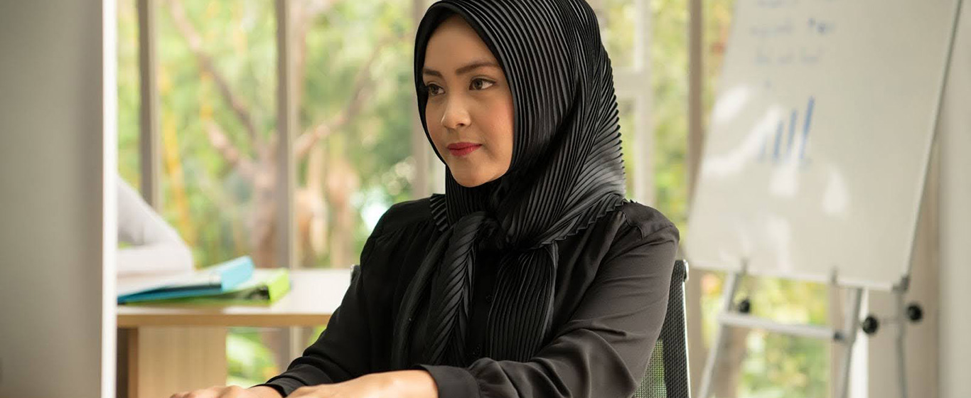 Seorang wanita bekerja dengan komputernya