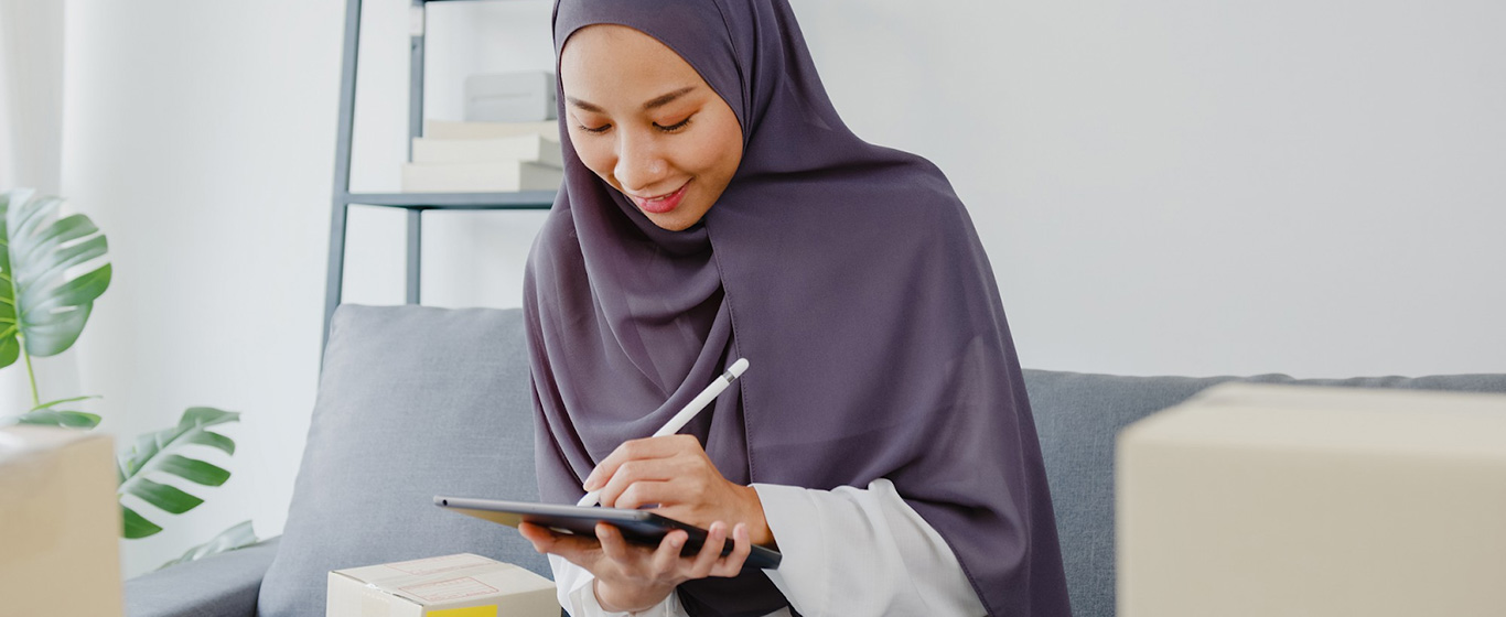 Wanita sedang menghitung dana darurat