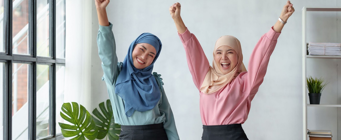 2 wanita bahagia