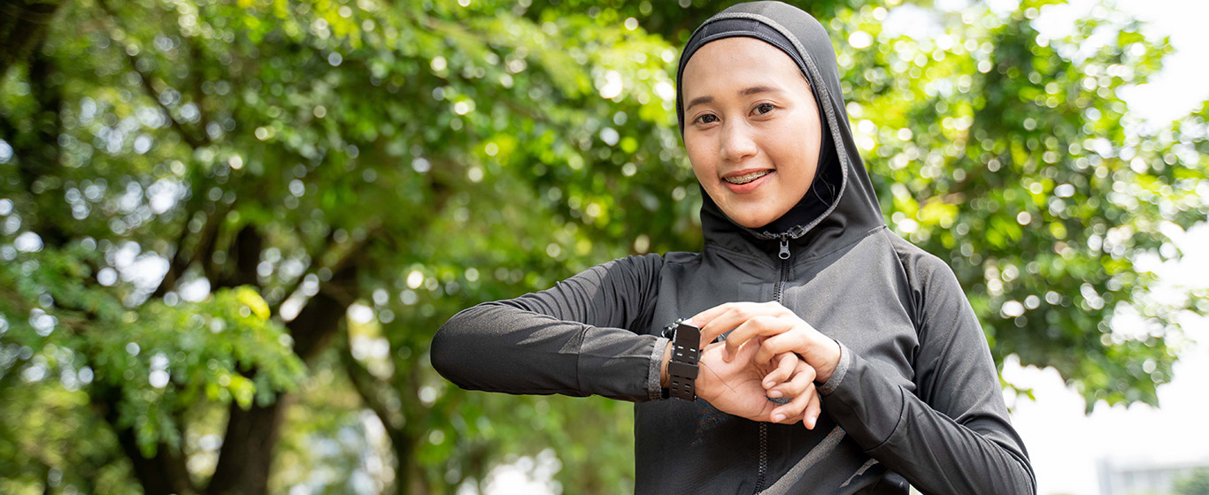 wanita cantik muslim melihat heart rate