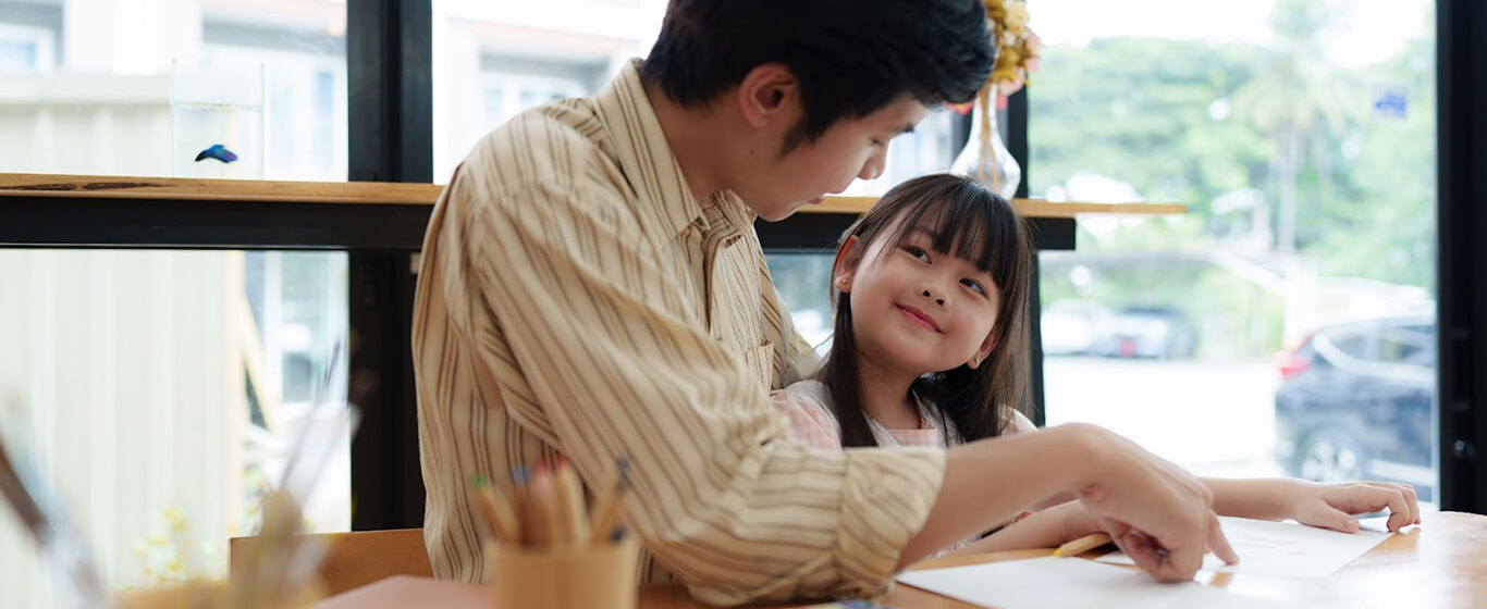 Seorang ayah mengajari anak perempuannya