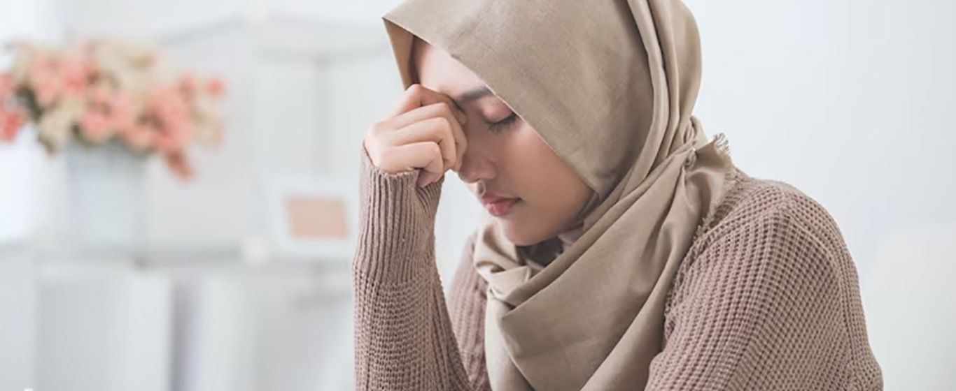 Wanita memegang kepala