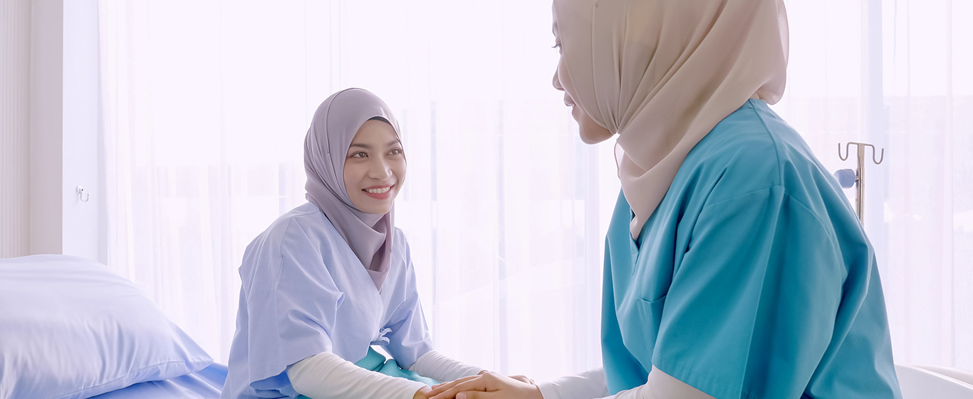 perawat mengunjungi pasein wanita muslim