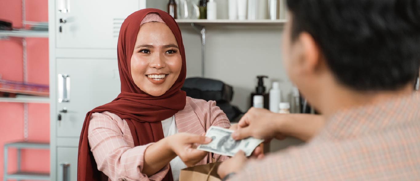 perempuan menyerahkan hak karyawannya