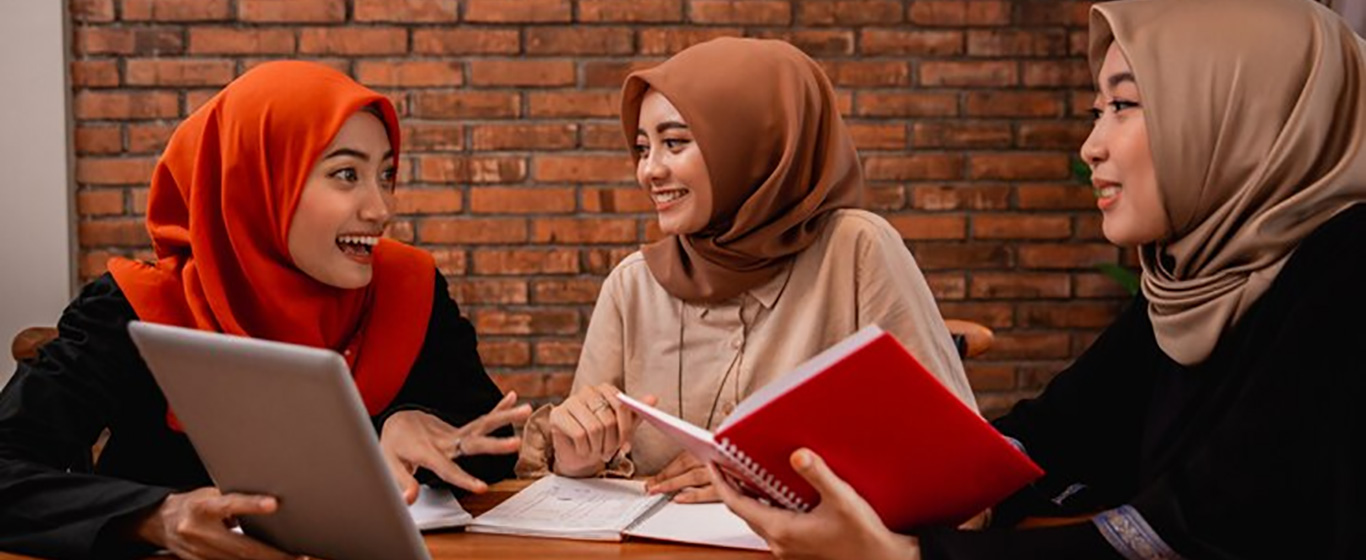 3 wanita sedang berbincang