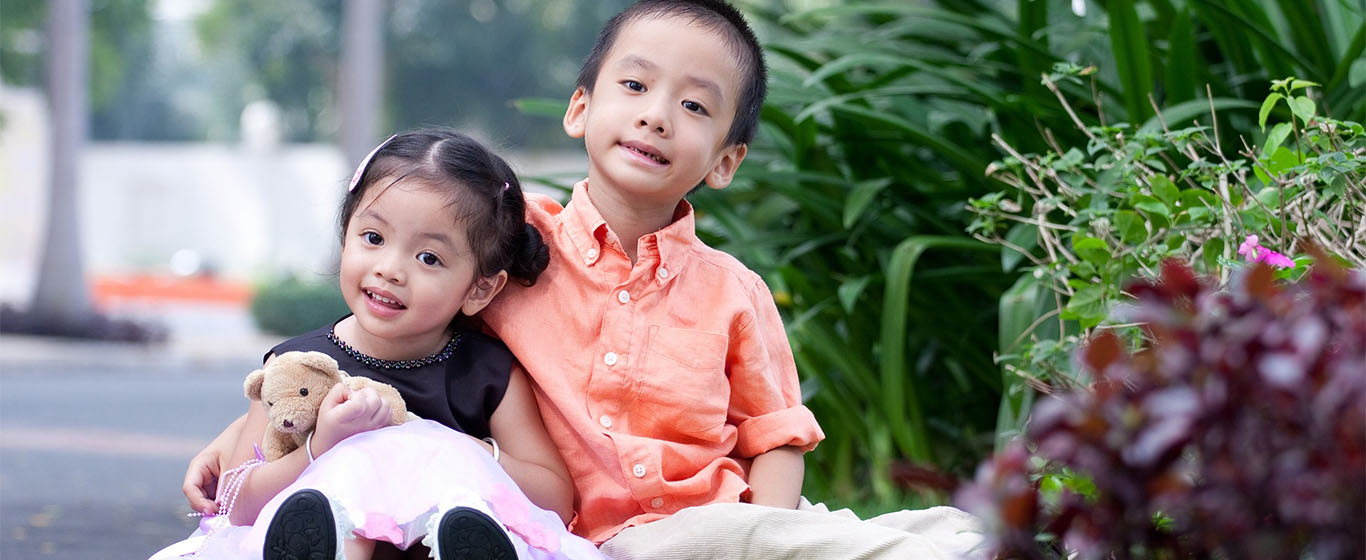 anak sedang duduk di taman