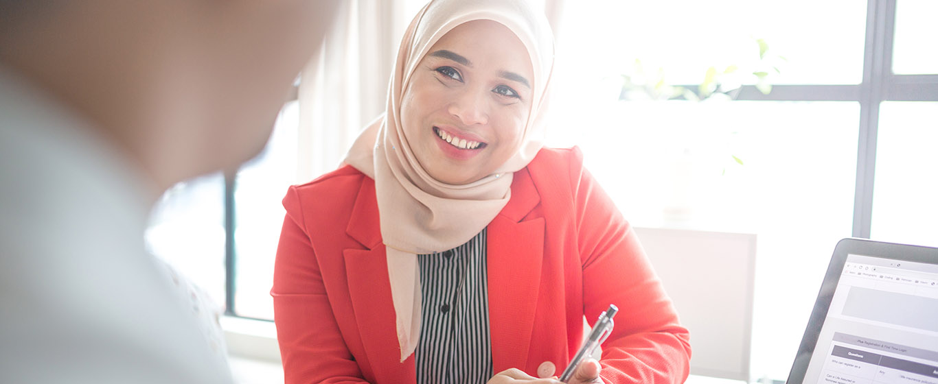 wanita sedang ngobrol