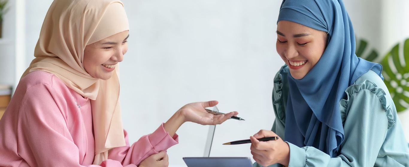 2 wanita berdiskusi