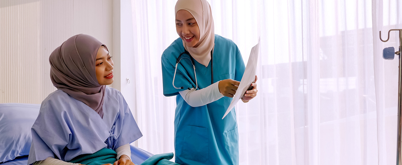 Dokter muslim wanita menjelaskan penyakit