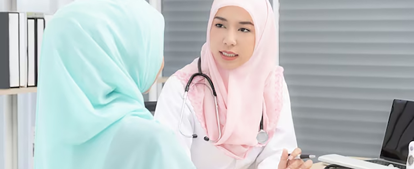 Dokter wanita memberikan konsultasi ke pasien