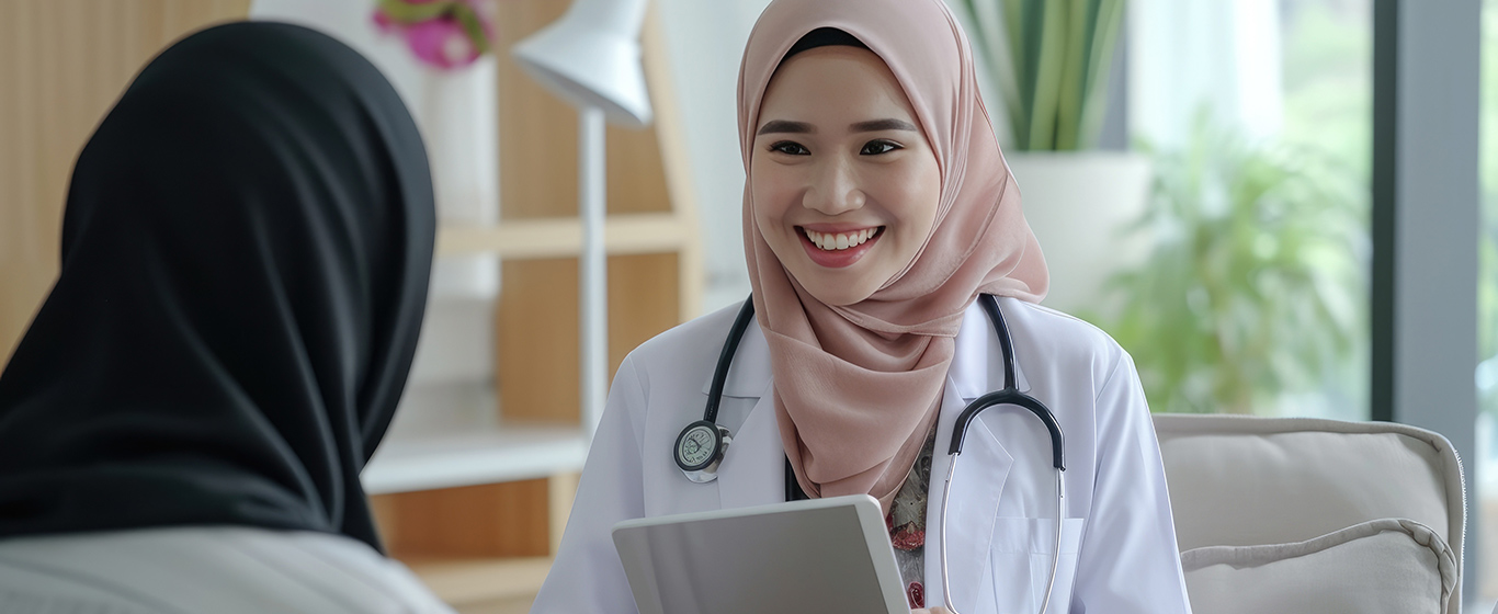 dokter wanita muslim melayani pasien