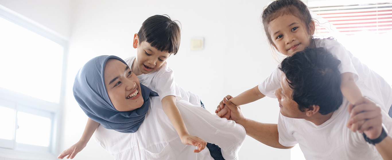 ayah dan ibu menggendong anak-anaknya