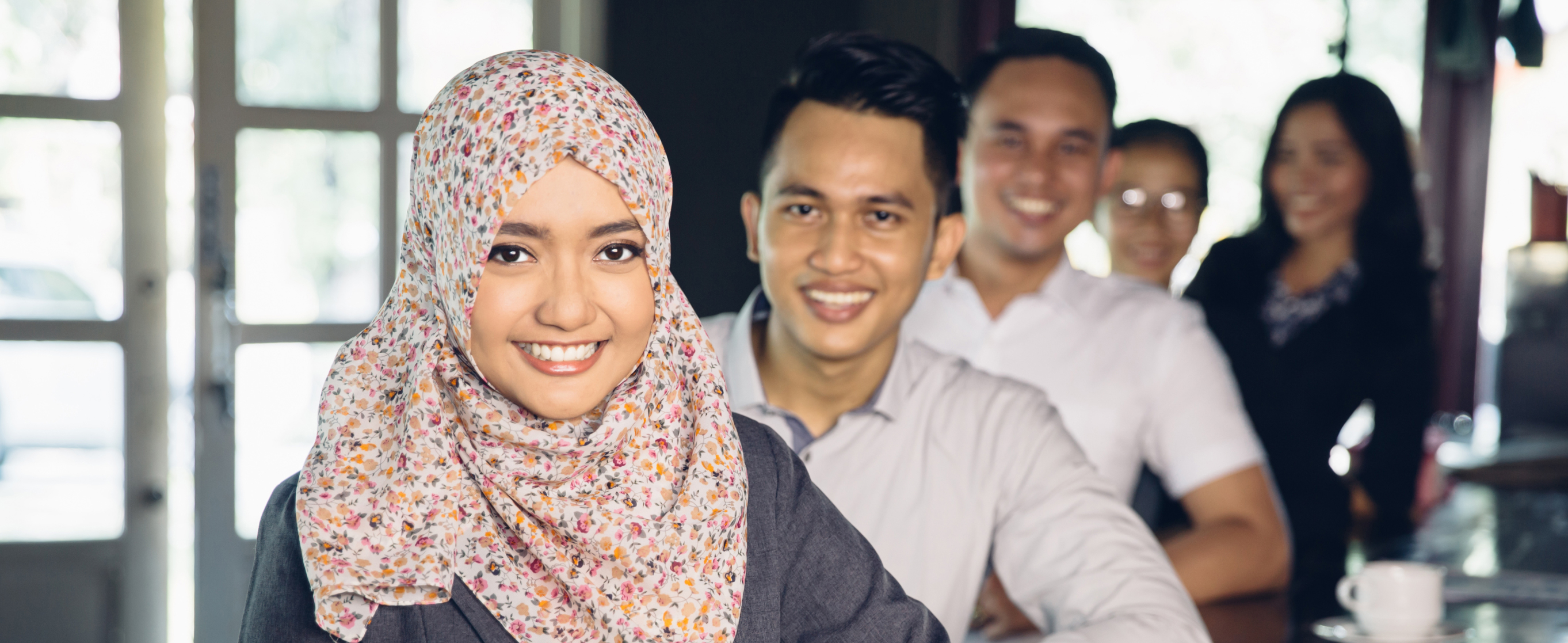 lima orang sedang berbaris