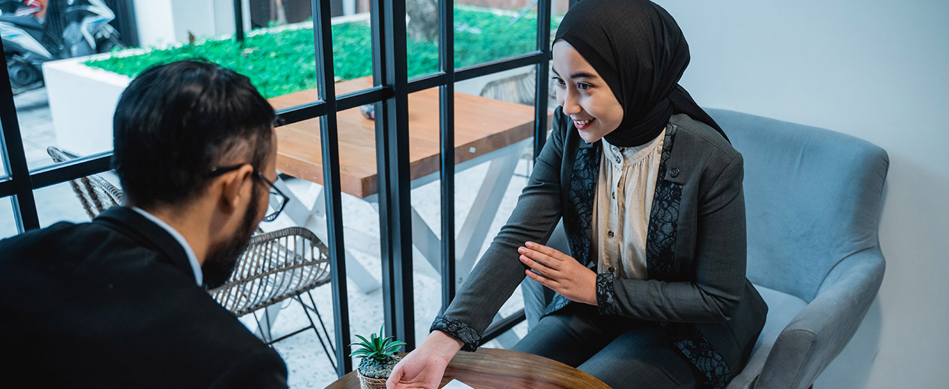wanita berjilbab menerima tamu pria