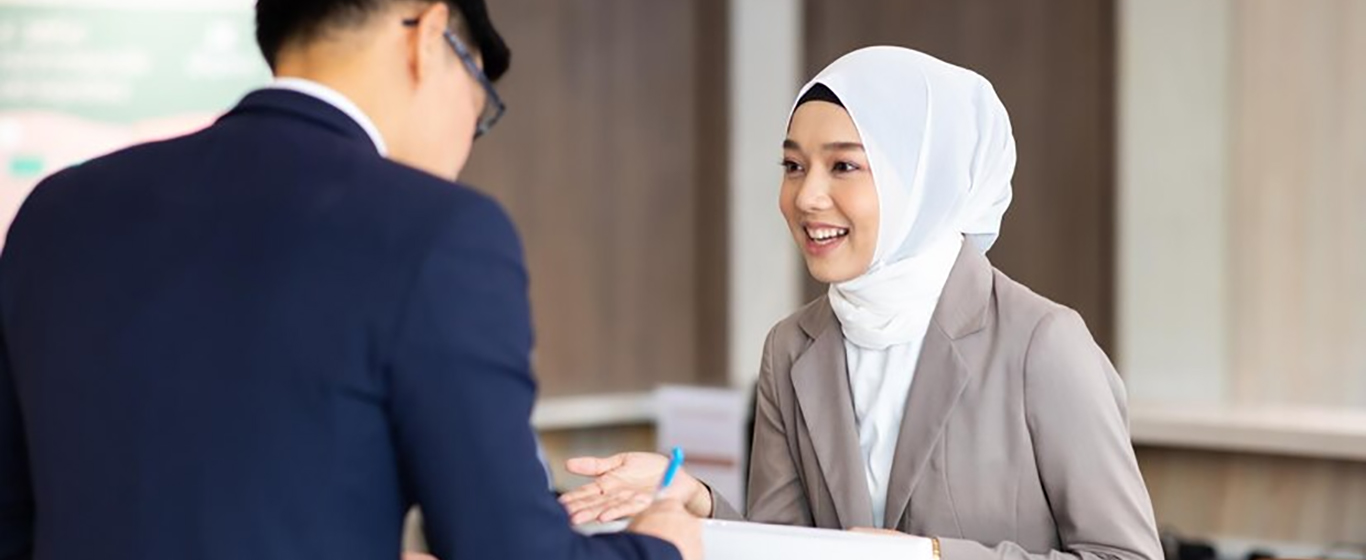 wanita muslim melayani pengunjung pria