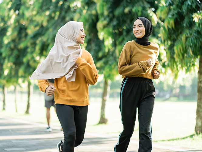 dua orang sedang berlari